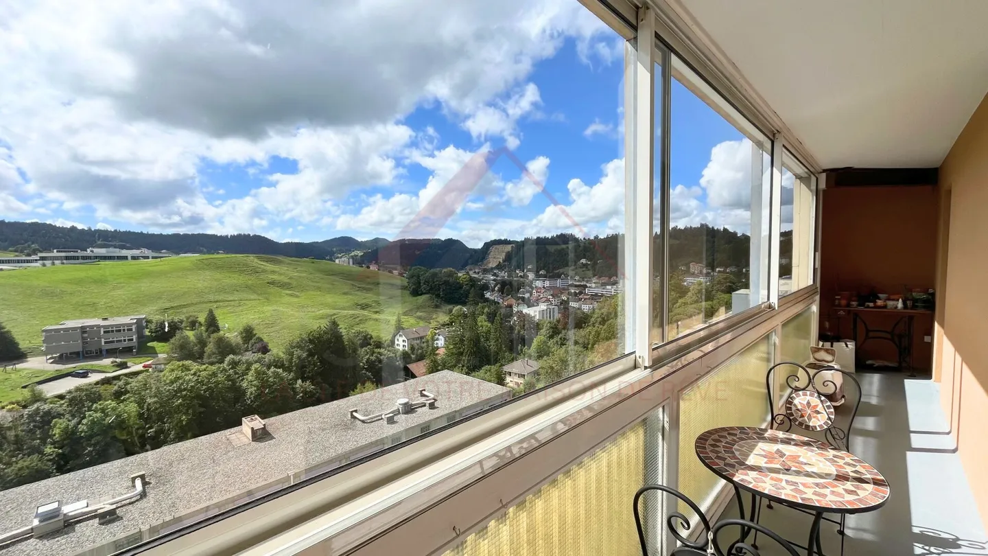 Rare à Le Locle : Appartement spacieux de 3,5 pièces avec 91 m² et loggia fermée avec vue panoramique - Photo 1 sur 11