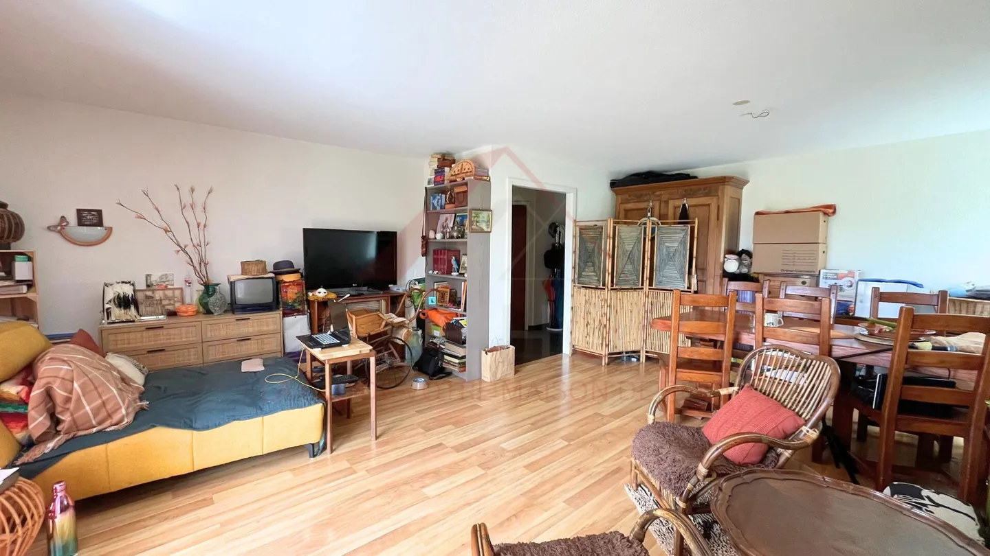 Rare à Le Locle : Appartement spacieux de 3,5 pièces avec 91 m² et loggia fermée avec vue panoramique - Photo 2 sur 11