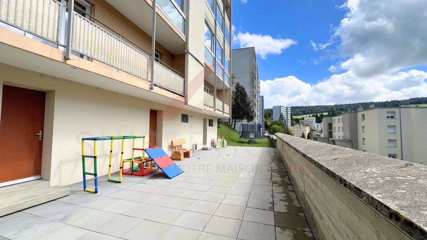 Le Locle - bright apartment with closed loggia, communal garden and panoramic view of the valley - Photo 15 of 17