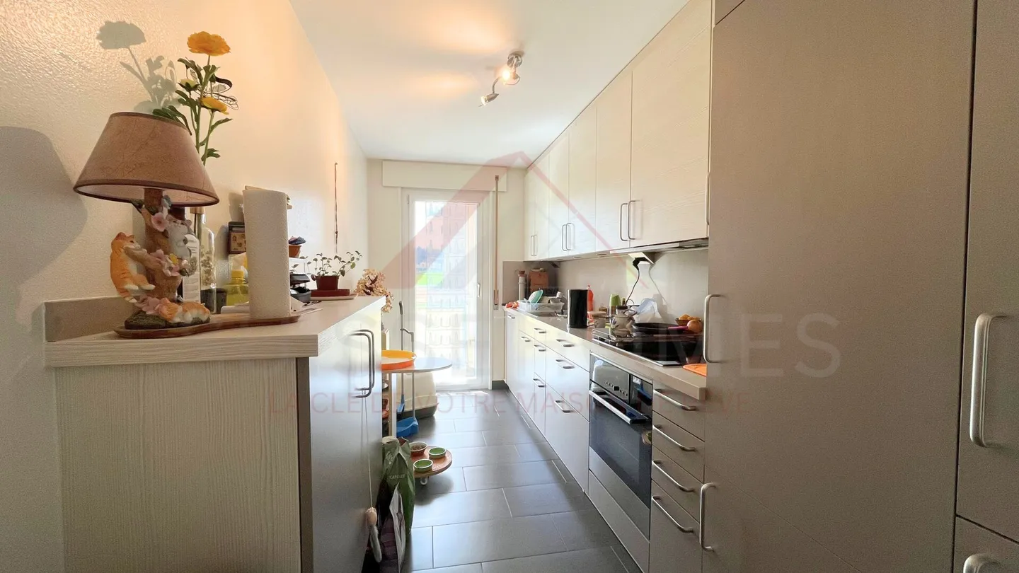 Rare à Le Locle : Appartement spacieux de 3,5 pièces avec 91 m² et loggia fermée avec vue panoramique - Photo 4 sur 11