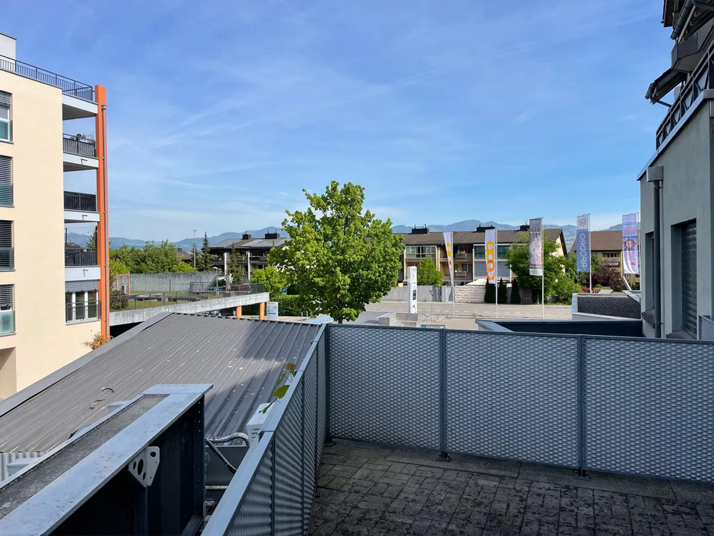 Spazio pratico luminoso e spazioso anche per uso residenziale - Foto 2 di 10