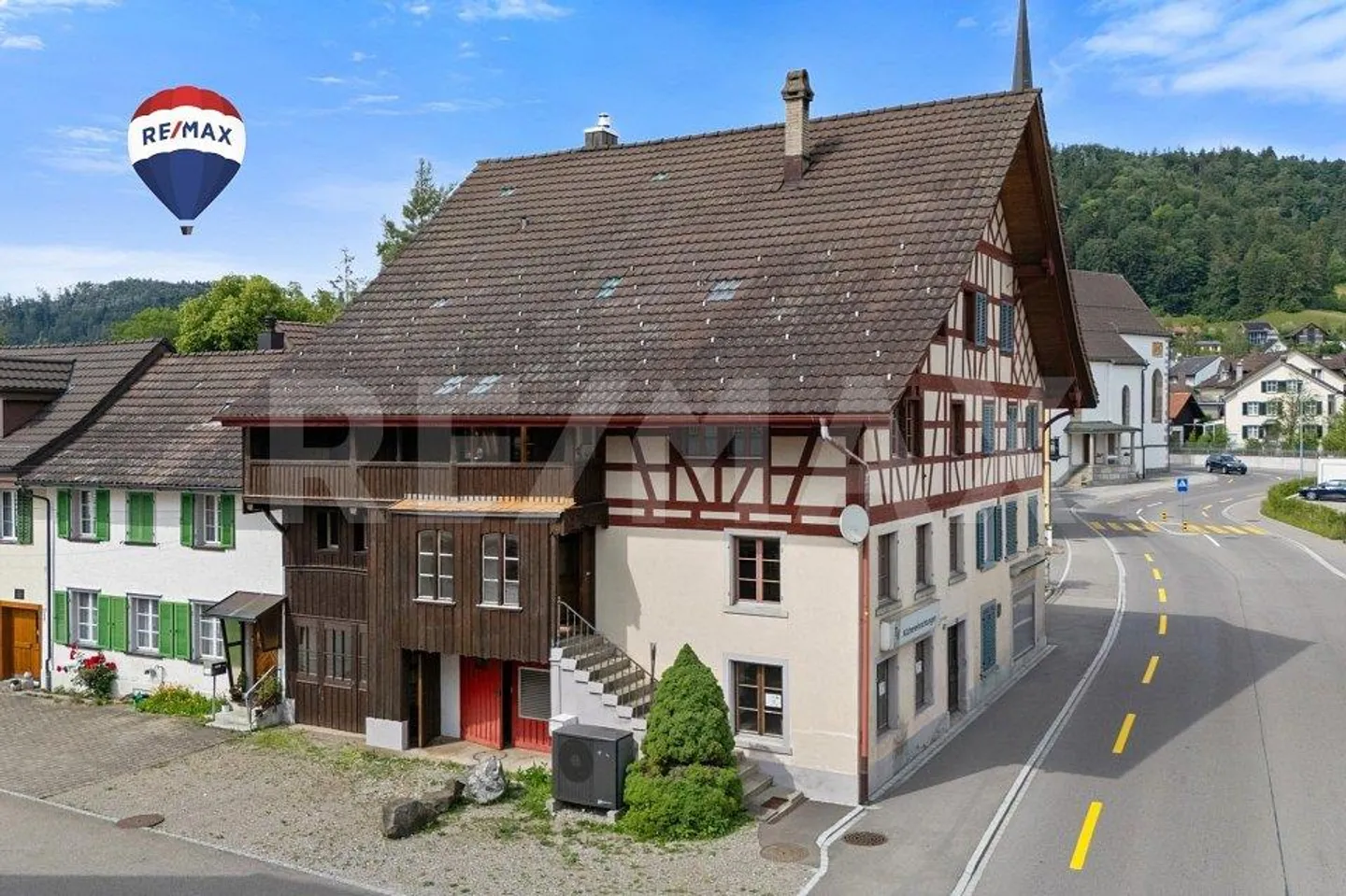 5.5-Zi.-Wohnhaus mit Gewerbe- und Ladenfläche - Photo 1 of 12