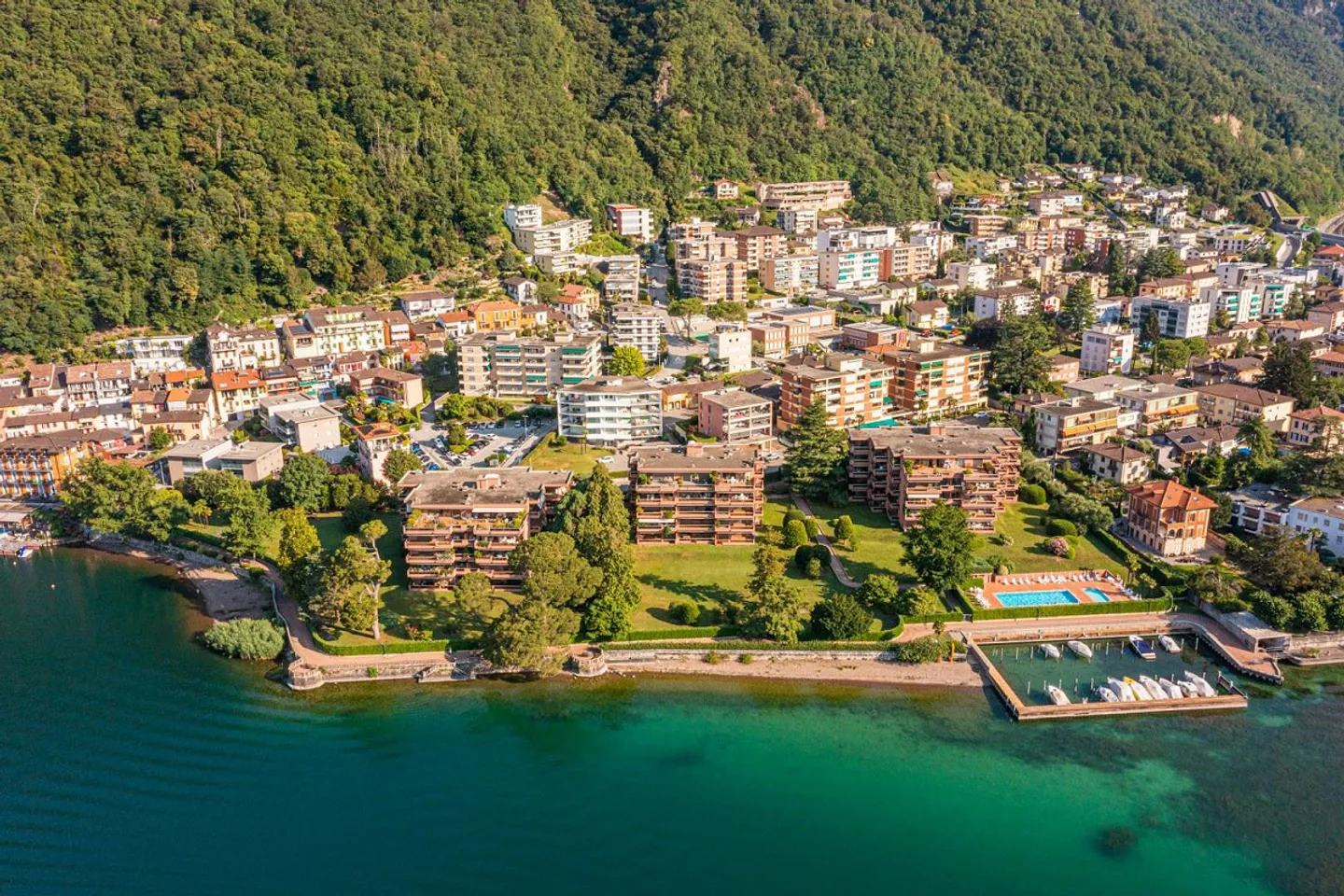 Attico prestigioso con 3,5 stanze in riva al lago - Foto 1 di 13