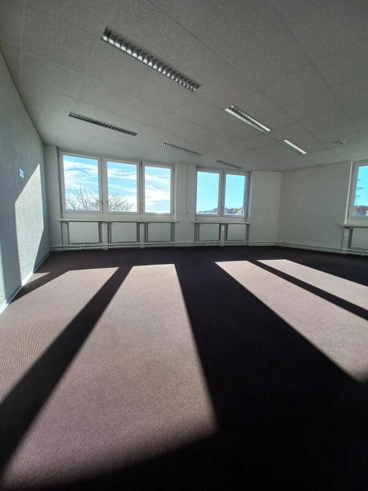 Espace de bureau à louer au 1er étage - Photo 2 sur 8