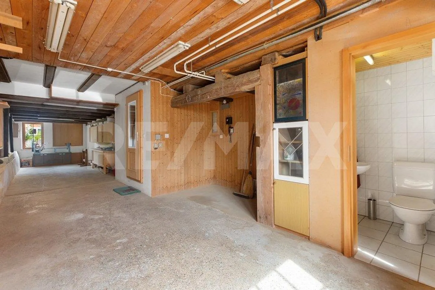 5.5-Zi.-Wohnhaus mit Gewerbe- und Ladenfläche - Photo 8 of 12
