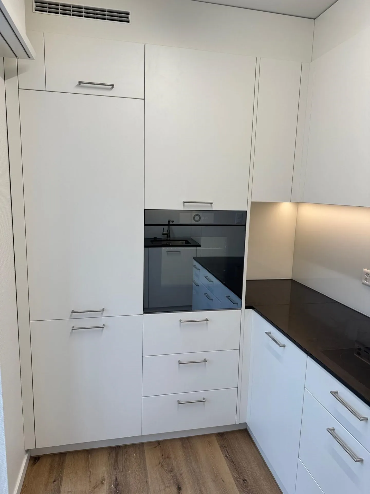 Appartamento mansardato ristrutturato di 3 stanze in posizione centrale a Liestal - Foto 1 di 18