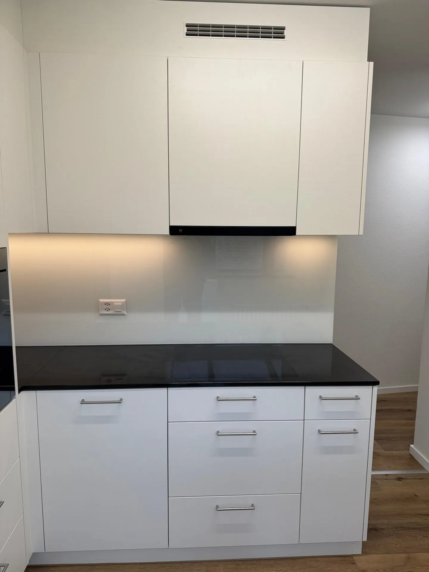 Appartamento mansardato ristrutturato di 3 stanze in posizione centrale a Liestal - Foto 3 di 18