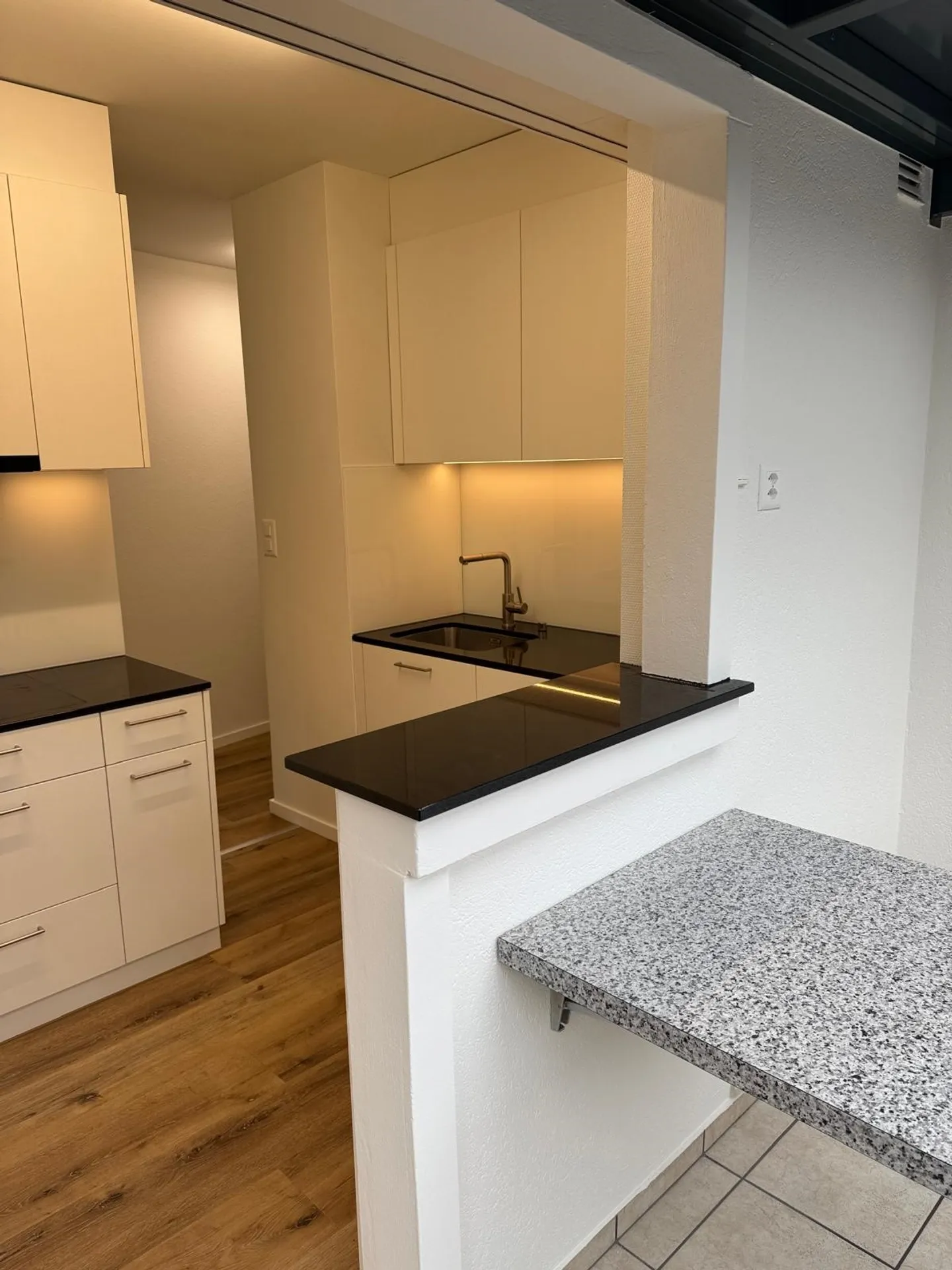 Appartamento mansardato ristrutturato di 3 stanze in posizione centrale a Liestal - Foto 4 di 18