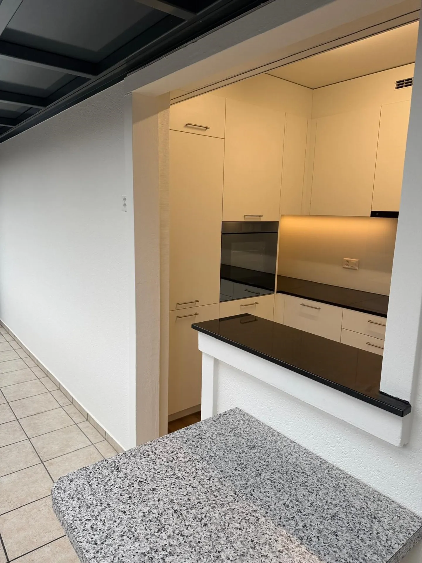 Appartamento mansardato ristrutturato di 3 stanze in posizione centrale a Liestal - Foto 5 di 18