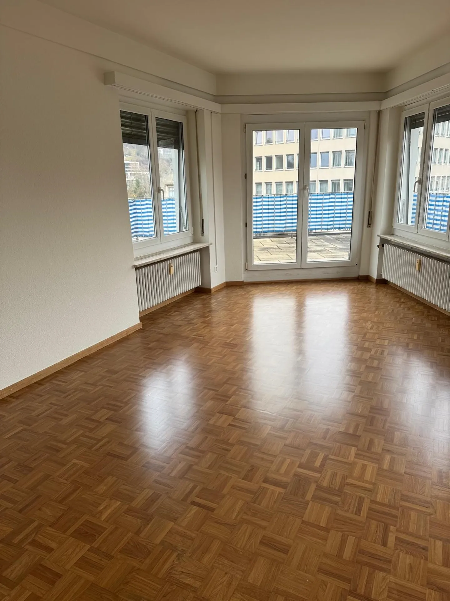 Appartamento mansardato ristrutturato di 3 stanze in posizione centrale a Liestal - Foto 9 di 18