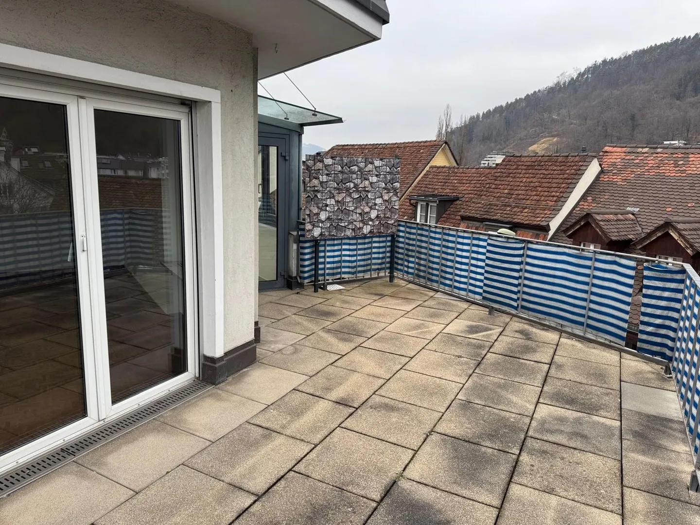 Appartamento mansardato ristrutturato di 3 stanze in posizione centrale a Liestal - Foto 11 di 18