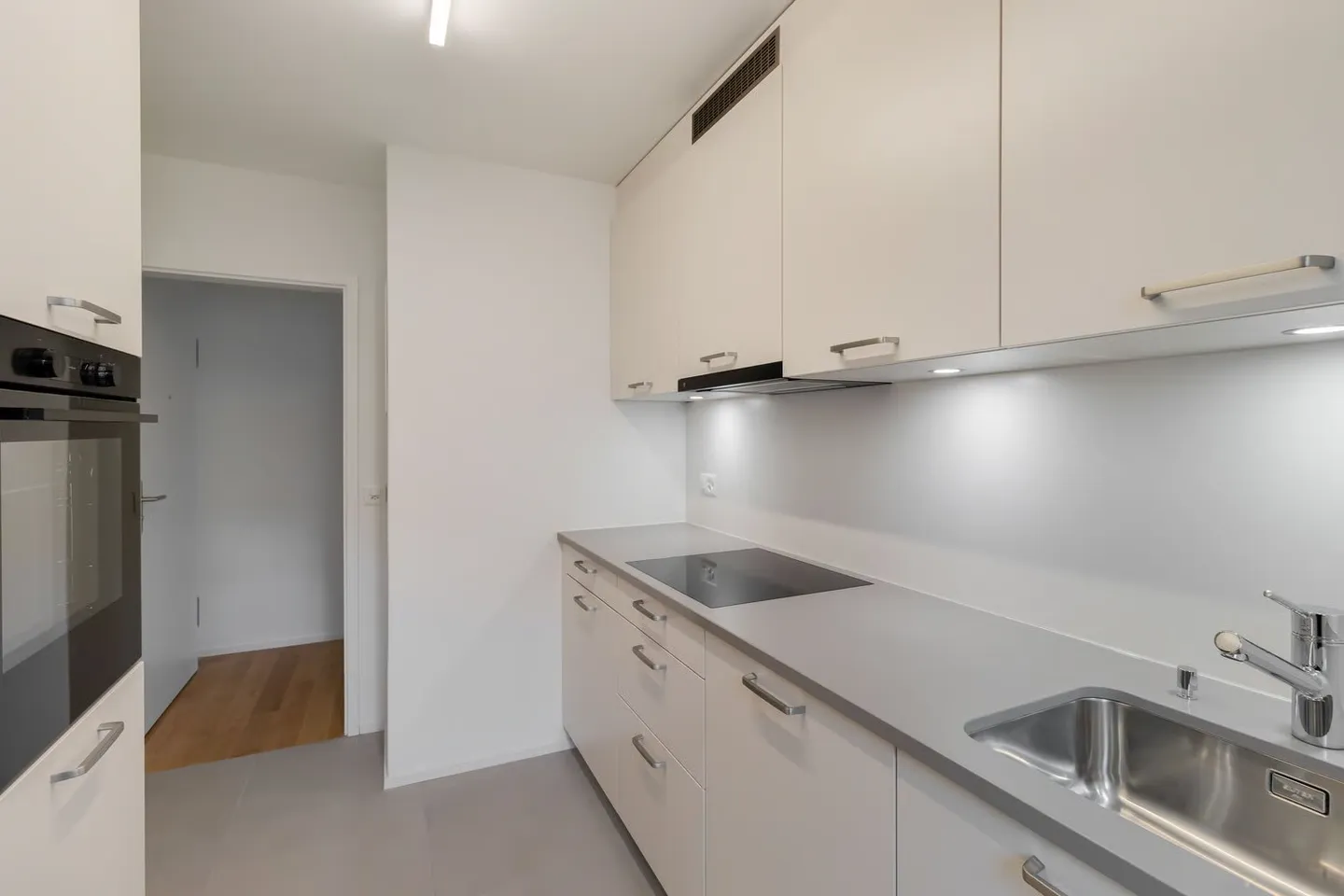 Moderno appartamento con 3 camere in proprietà ristrutturata - Foto 3 di 12