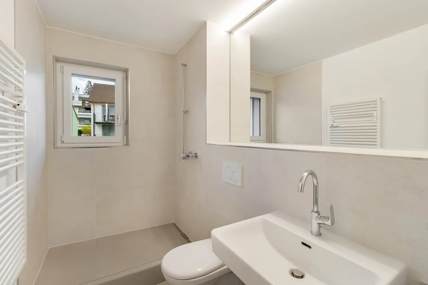 Moderno appartamento con 3 camere in proprietà ristrutturata - Foto 6 di 12