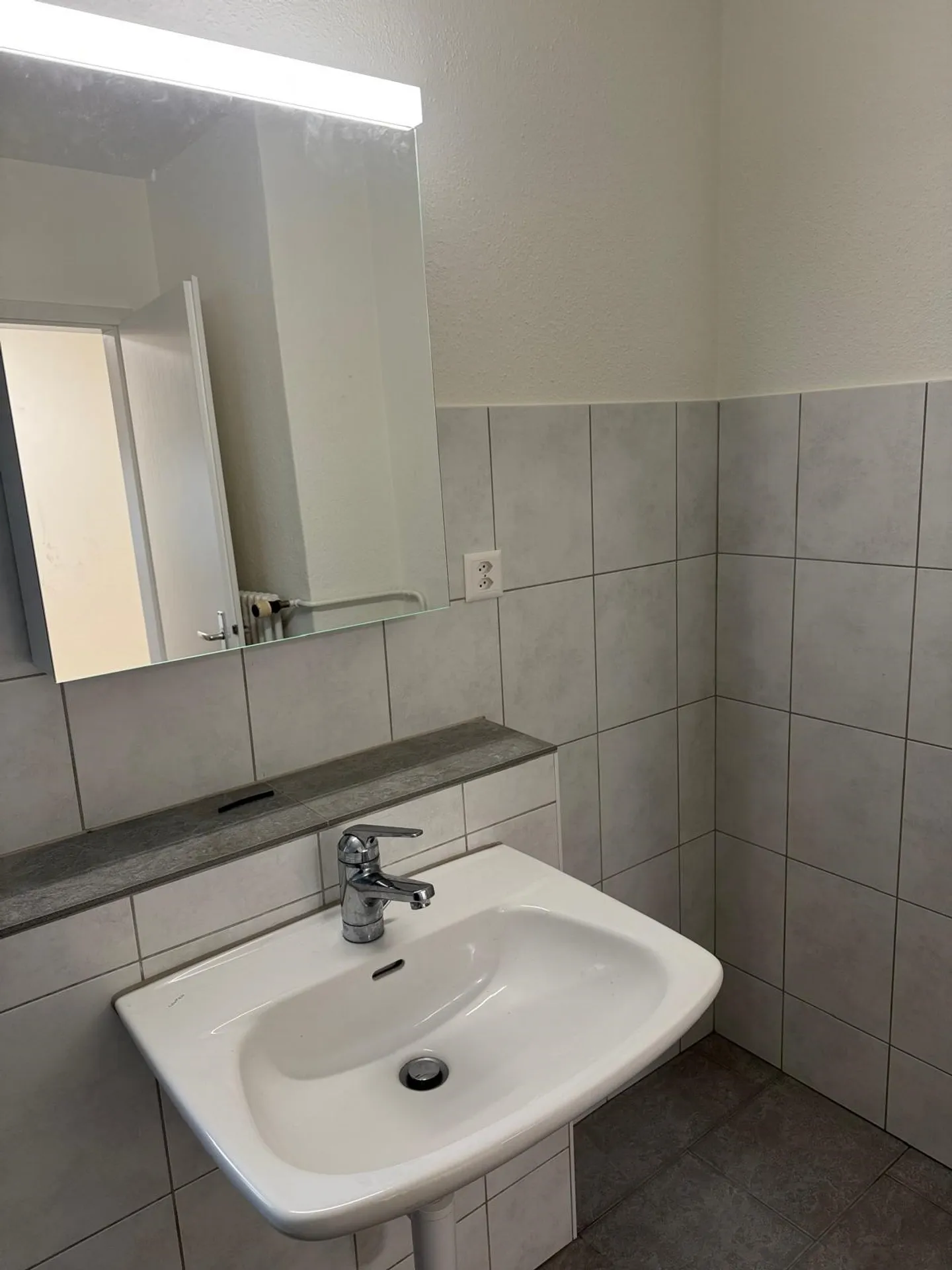 Appartamento mansardato ristrutturato di 3 stanze in posizione centrale a Liestal - Foto 17 di 18