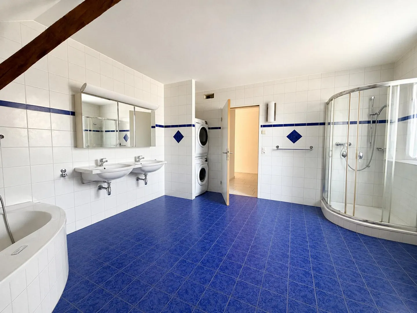 Spacious and rustic in the village - Photo 3 of 6