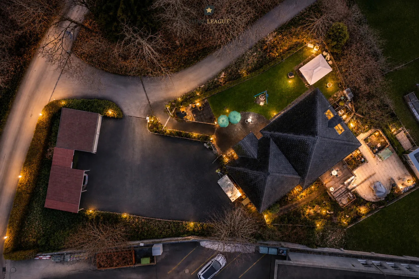 Idyllically located, characterized by architecture, comfort, and aesthetics - Photo 2 of 7