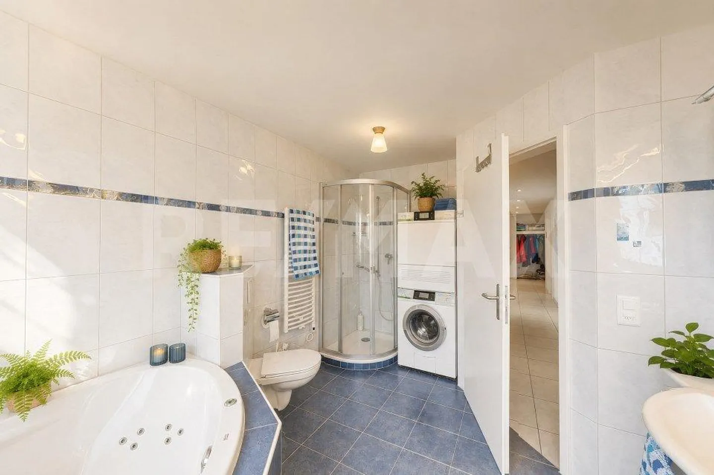 5½ Room Apartment, Elevator, Underground Parking Space Included, Lake View, Glazed... - Photo 6 of 11