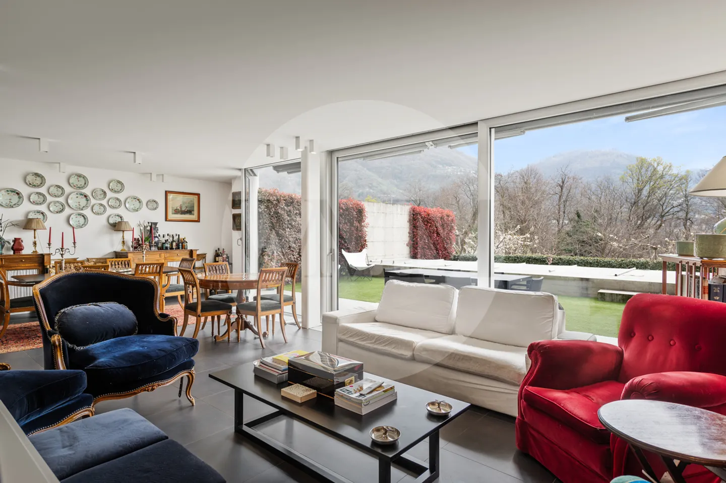 Villa de style design, nichée dans la nature avec piscine et vue sur le lac - Photo 3 sur 14