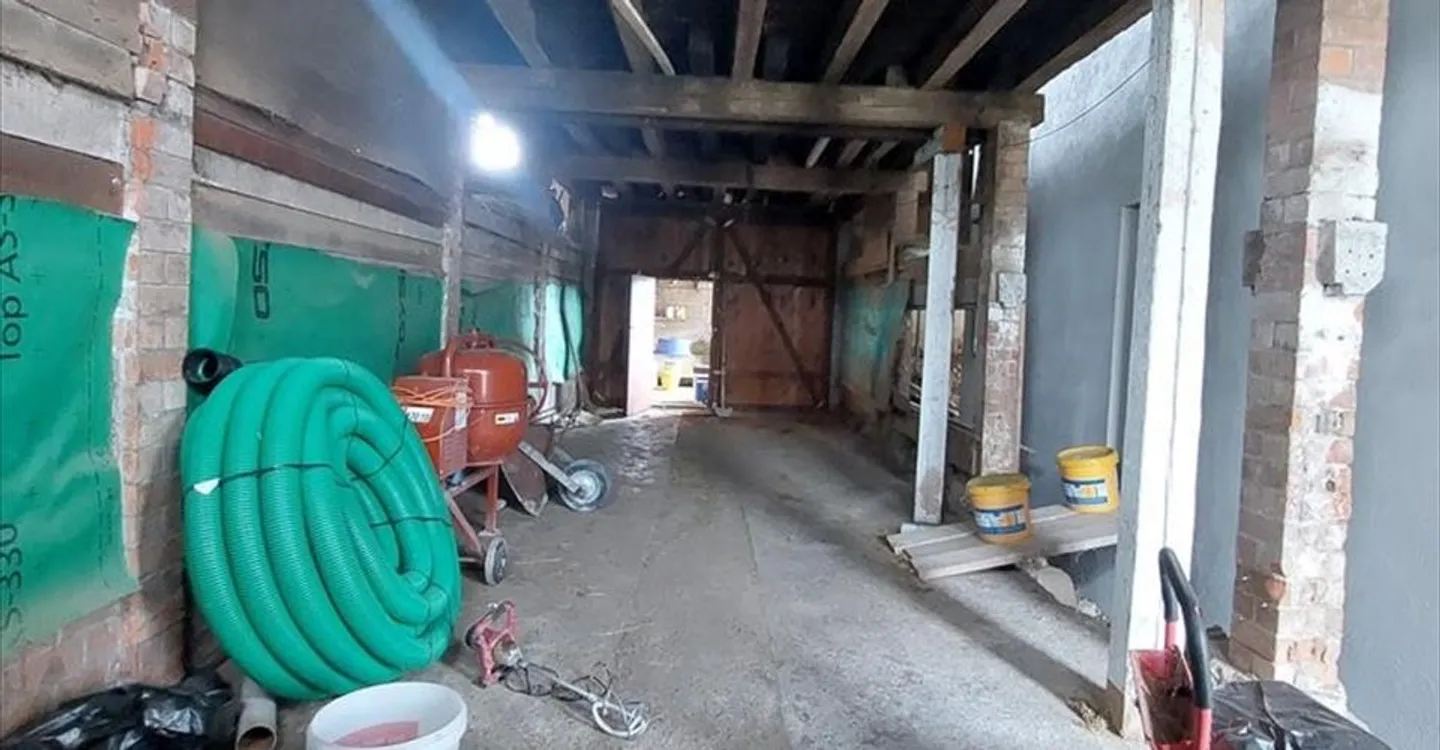 Mixed-use building for rent - Photo 2 of 3