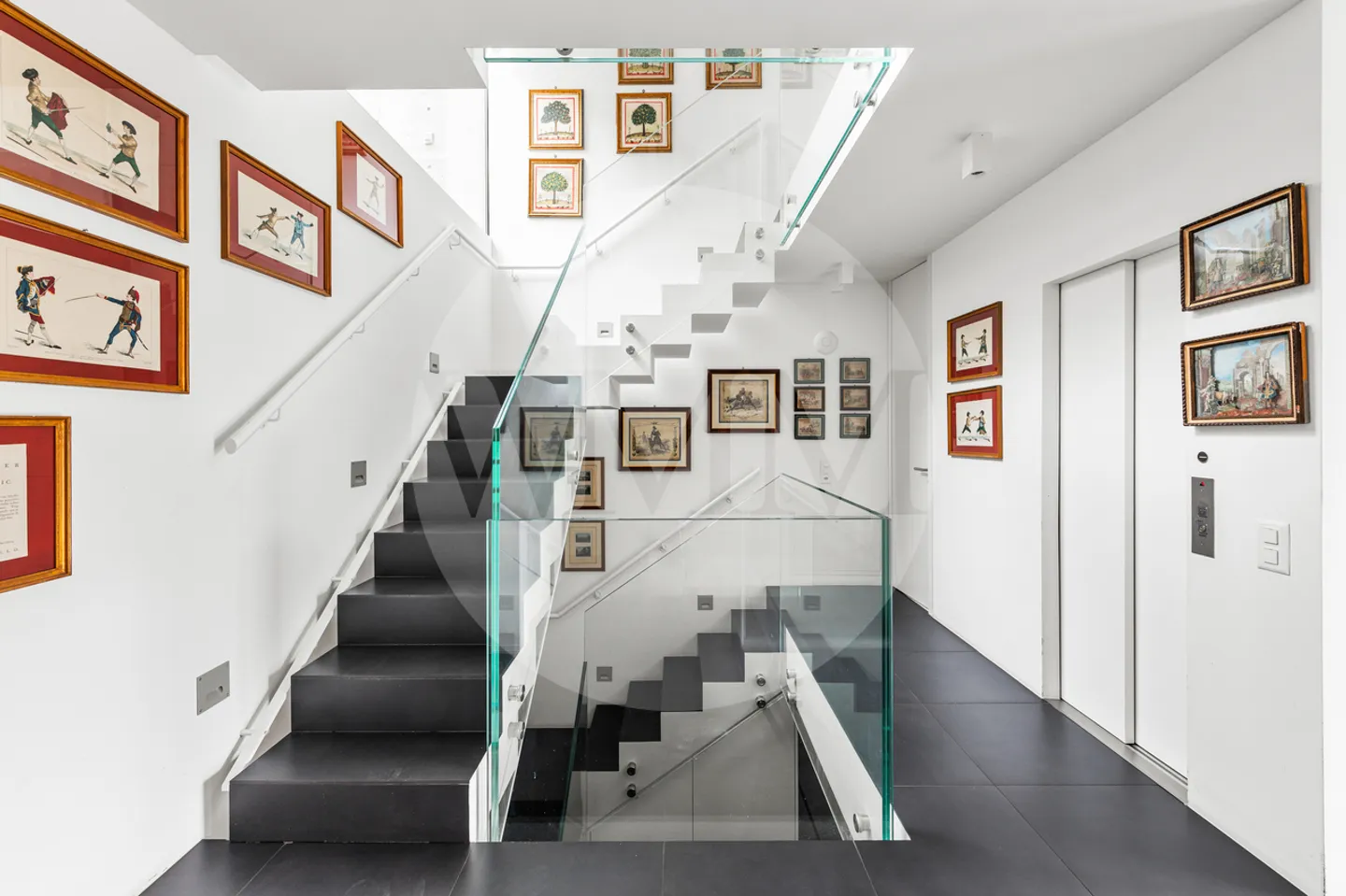 Villa de style design, nichée dans la nature avec piscine et vue sur le lac - Photo 6 sur 14