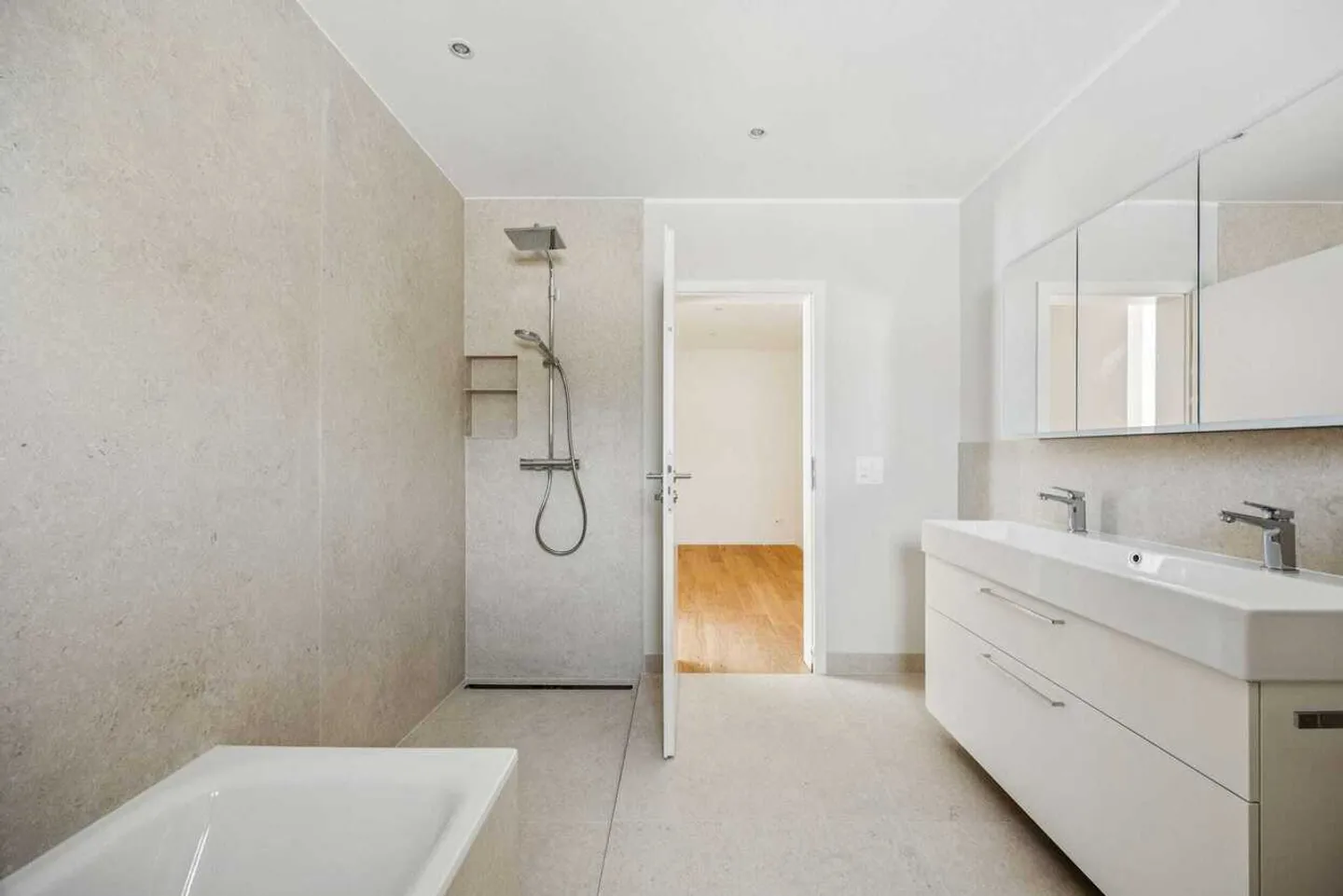 Appartement spacieux de 4,5 pièces dans un emplacement ensoleillé sur la colline - Photo 9 sur 12