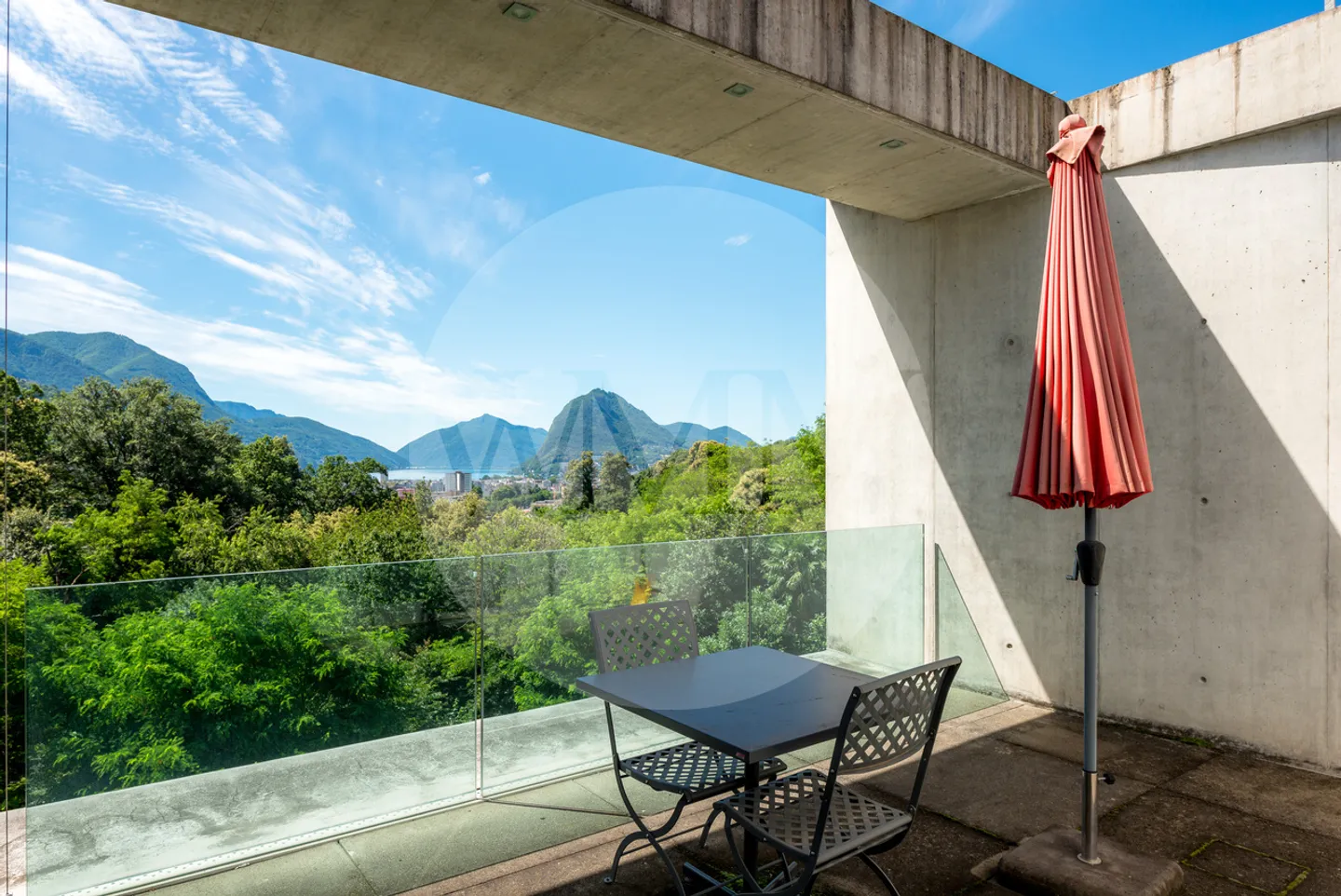 Villa de style design, nichée dans la nature avec piscine et vue sur le lac - Photo 11 sur 14