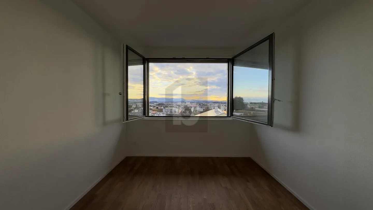 Modern Ground-Floor Apartment - Photo 5 of 6