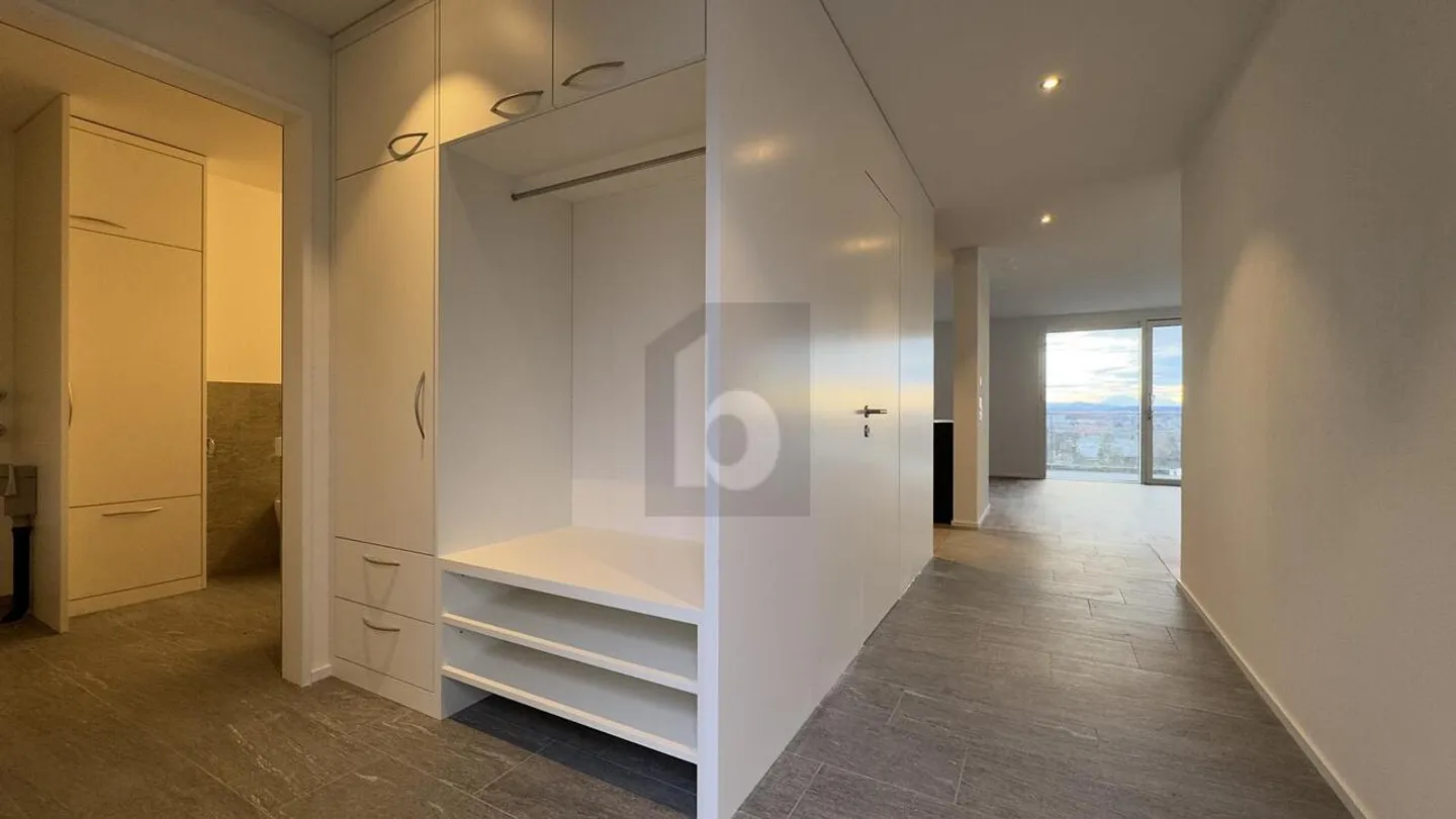 Modern Ground-Floor Apartment - Photo 2 of 6