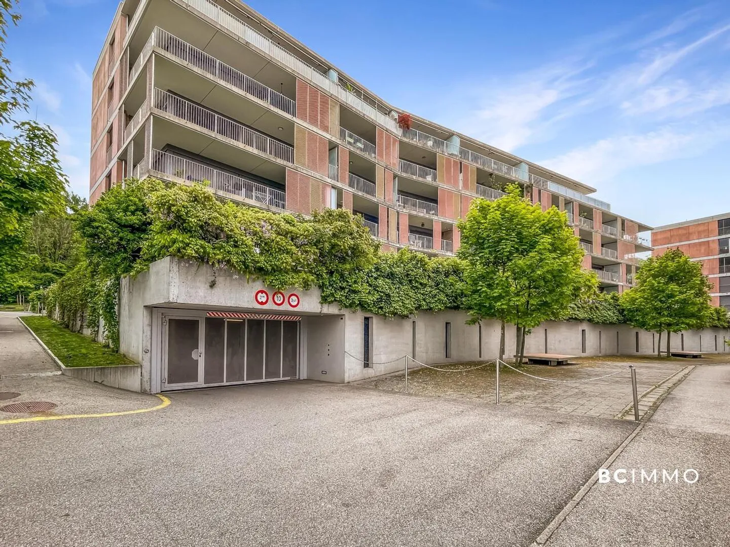 Apartment with loggia balcony - Photo 9 of 11
