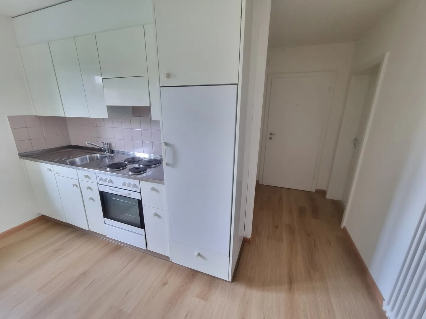 Bright, Cozy Apartment with Green Surroundings - Photo 6 of 7