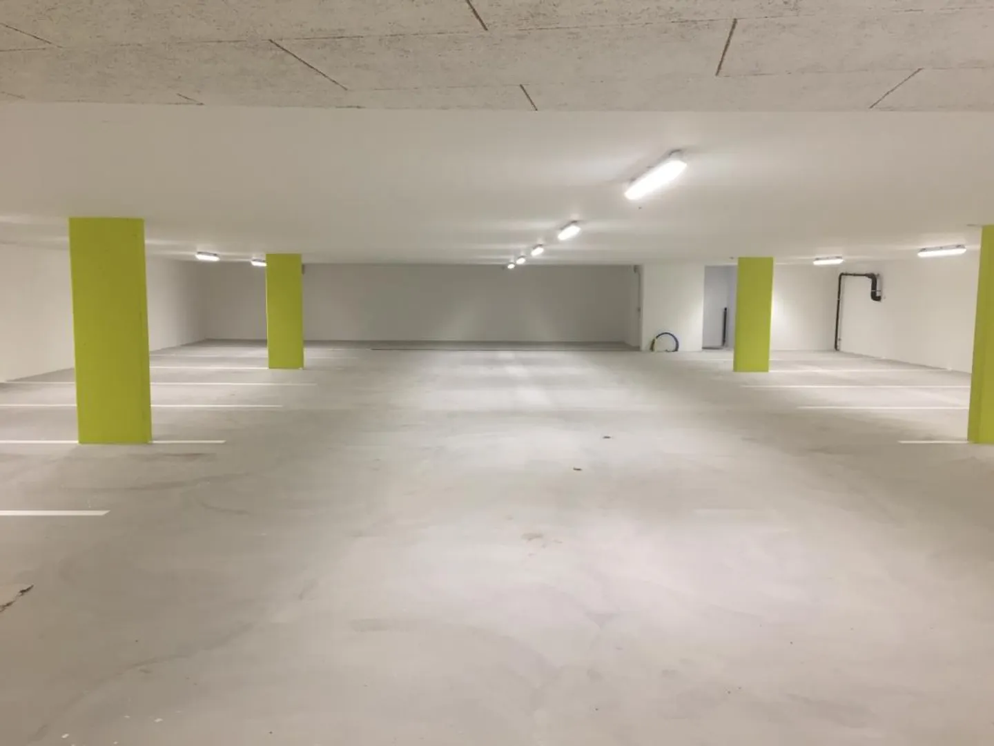 Geräumiger Parkplatz - Foto 1 von 2