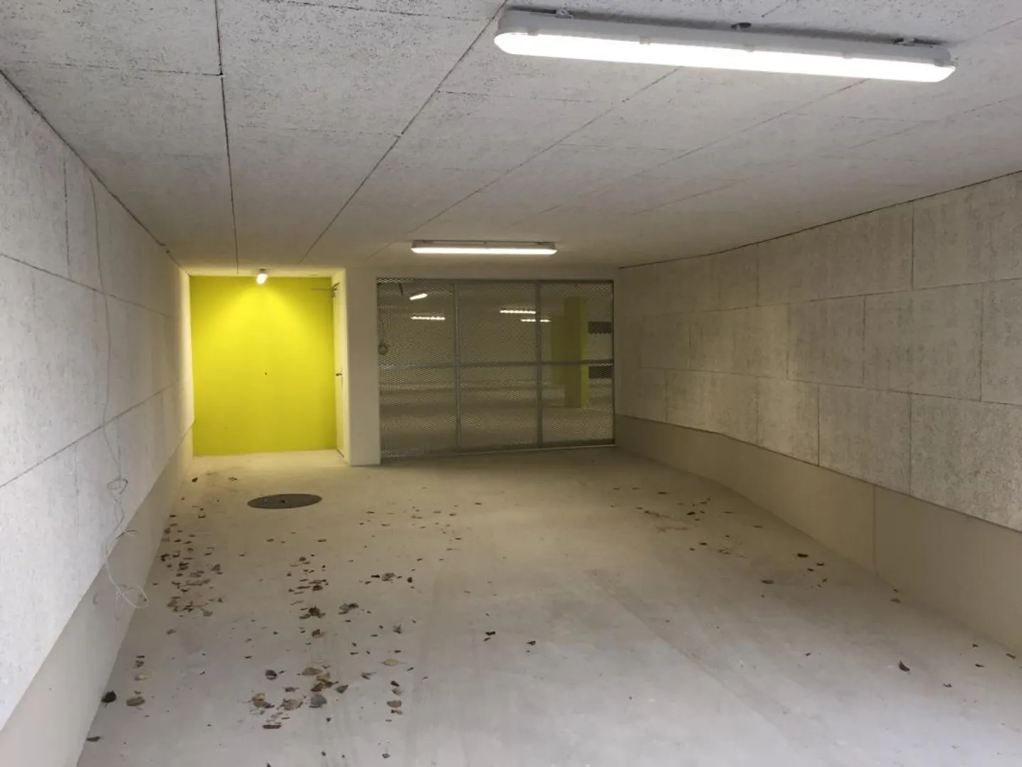 Geräumiger Parkplatz - Foto 2 von 2
