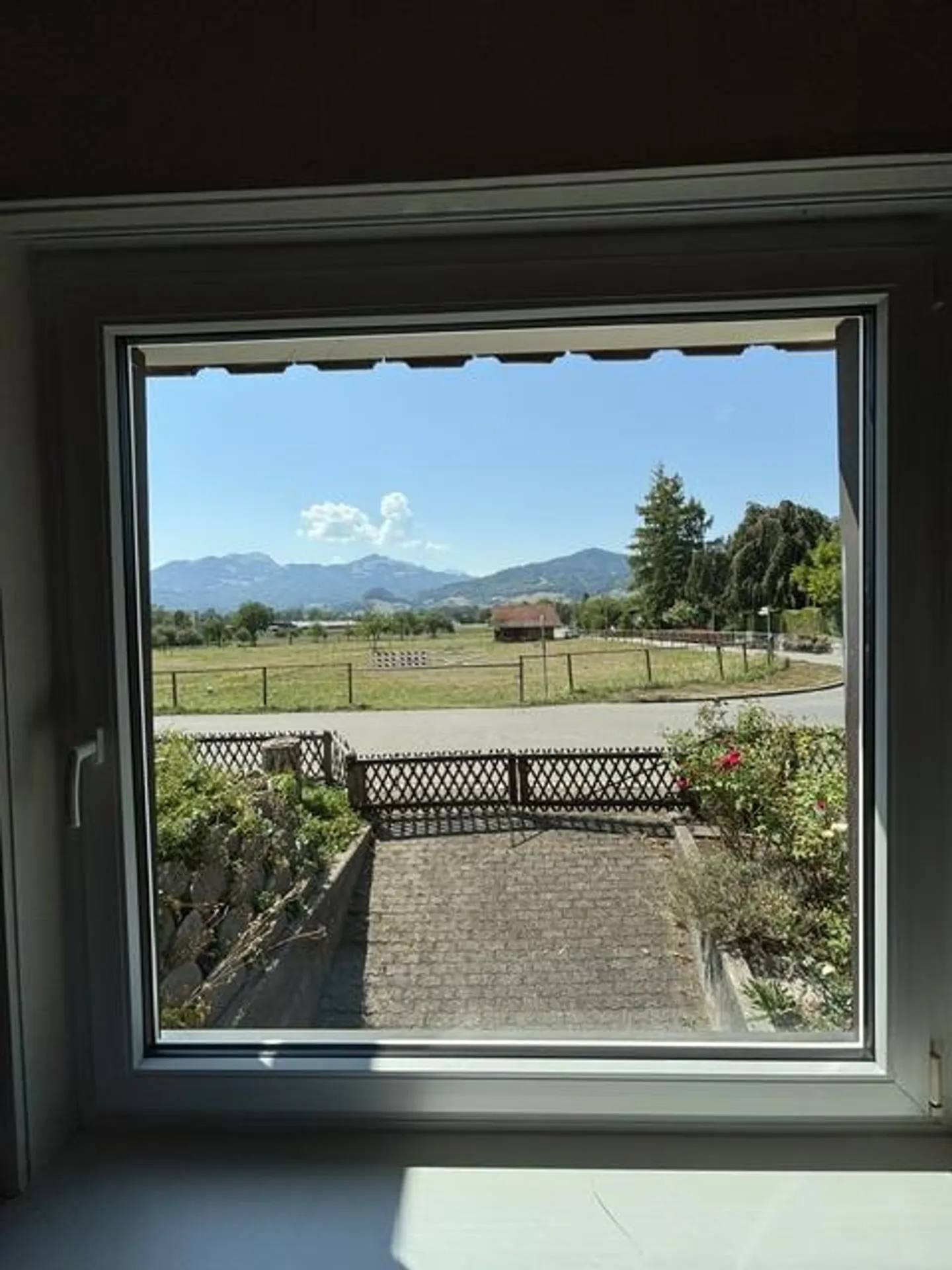 Renovated 6.5-Room Single-Family Home in a Quiet Location - Photo 5 of 9