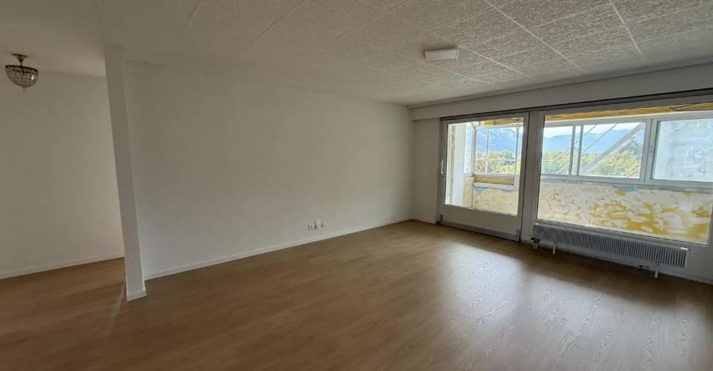 Bright, spacious, refreshed: 4½ rooms with panoramic view - Photo 1 of 6