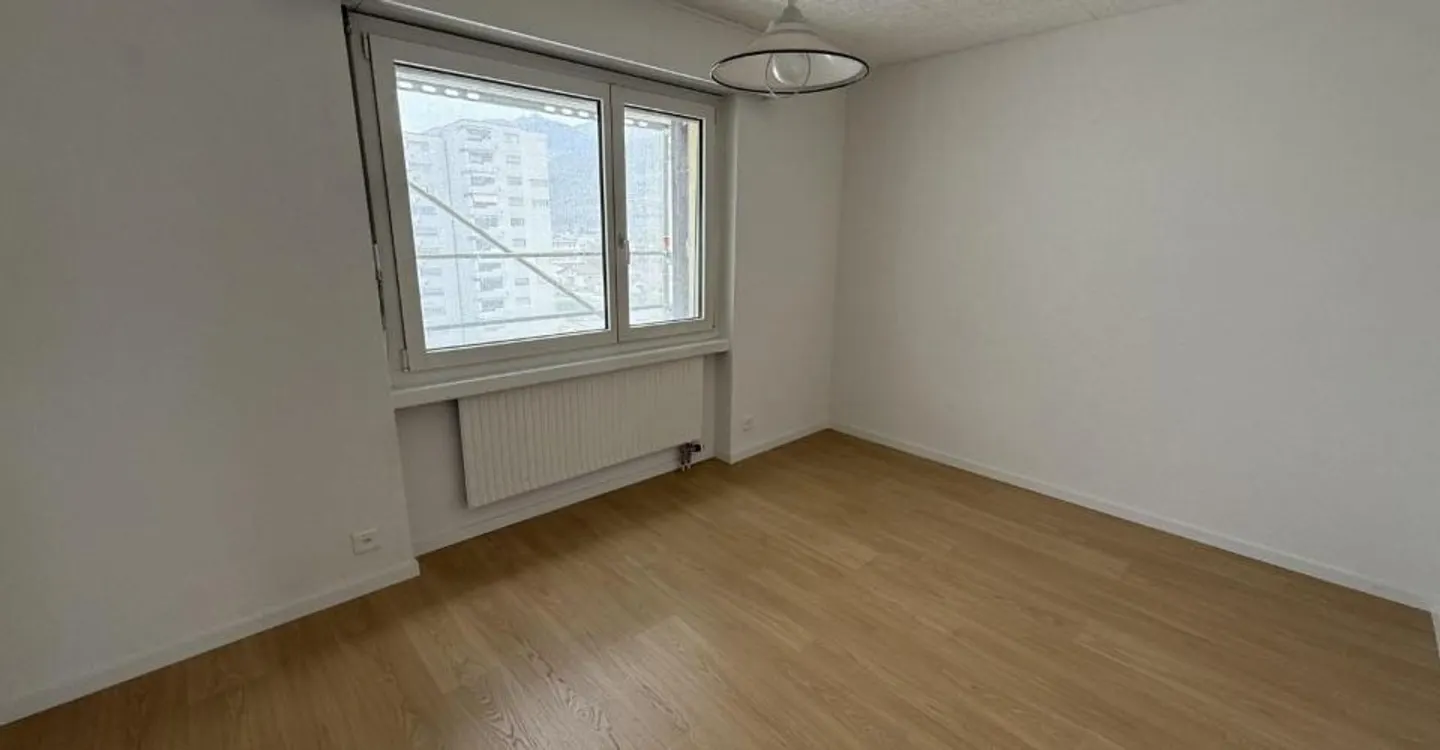 Bright, spacious, refreshed: 4½ rooms with panoramic view - Photo 3 of 6