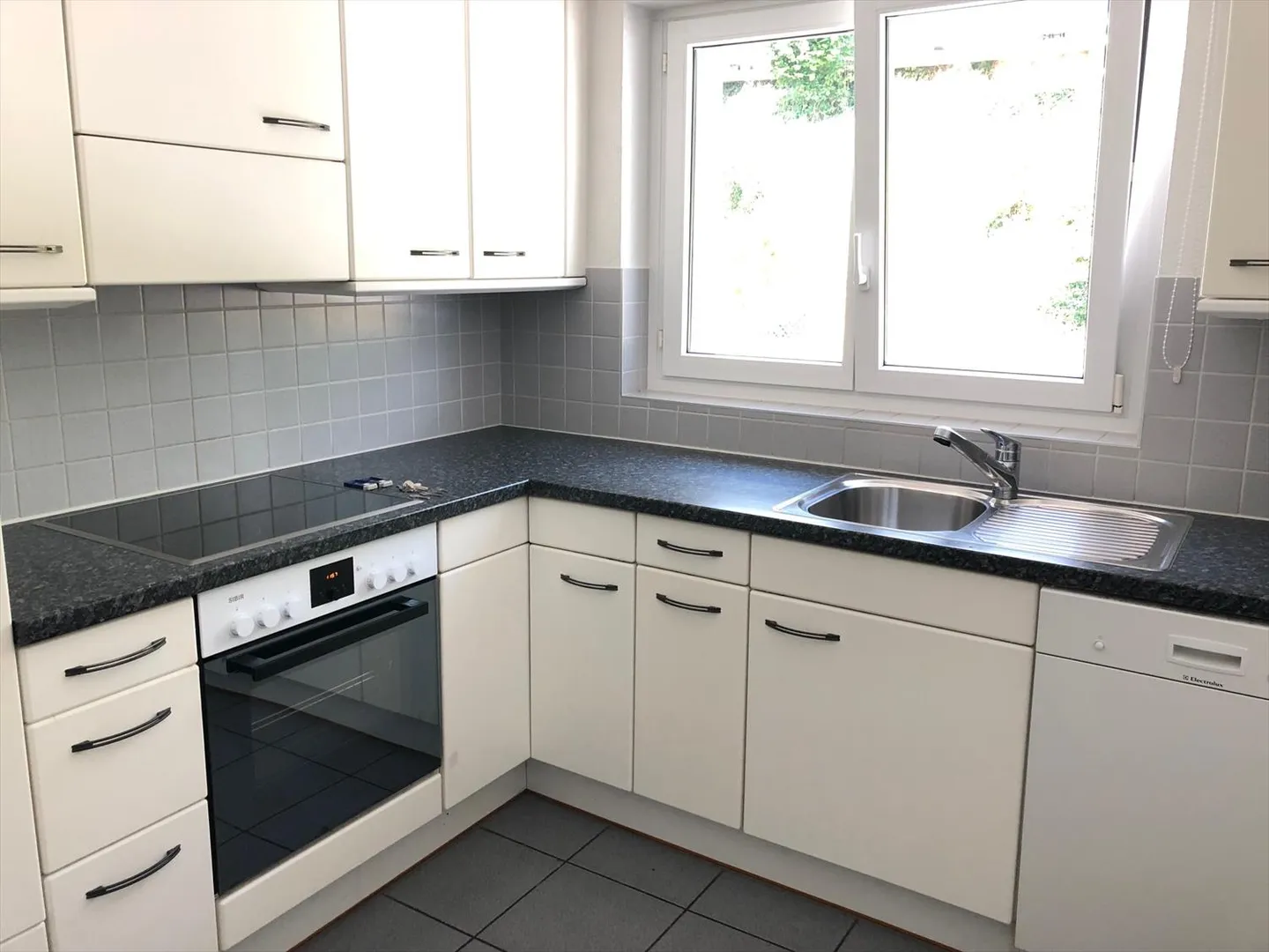 Apartment for rent - Photo 3 of 4