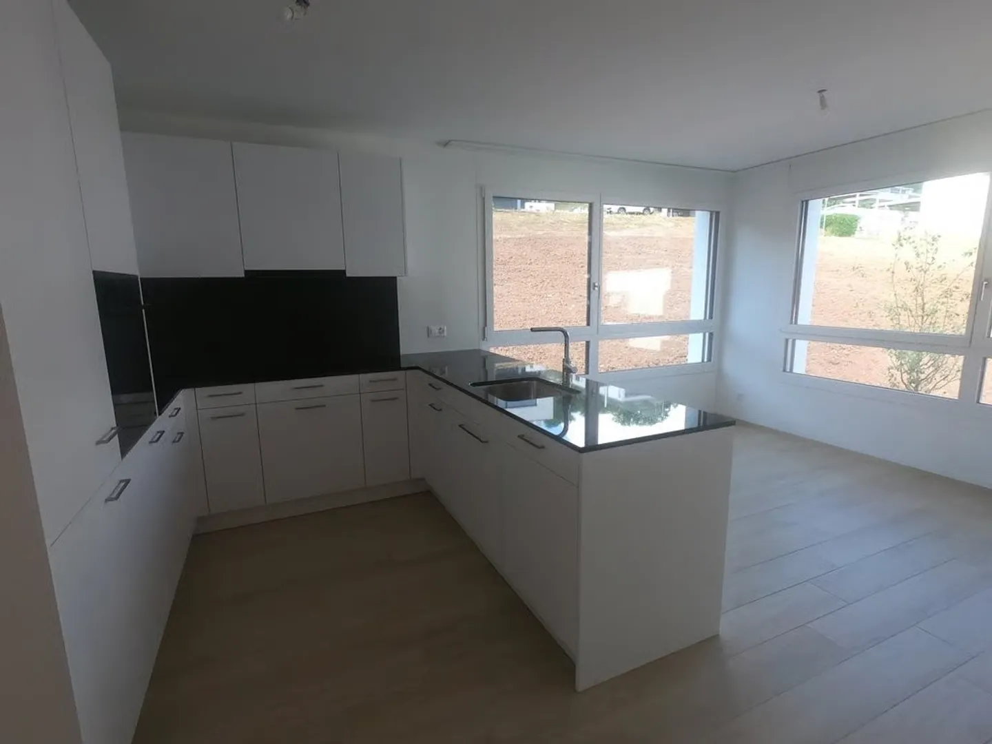 Modern 3.5-room apartment with a view of greenery - Photo 3 of 7