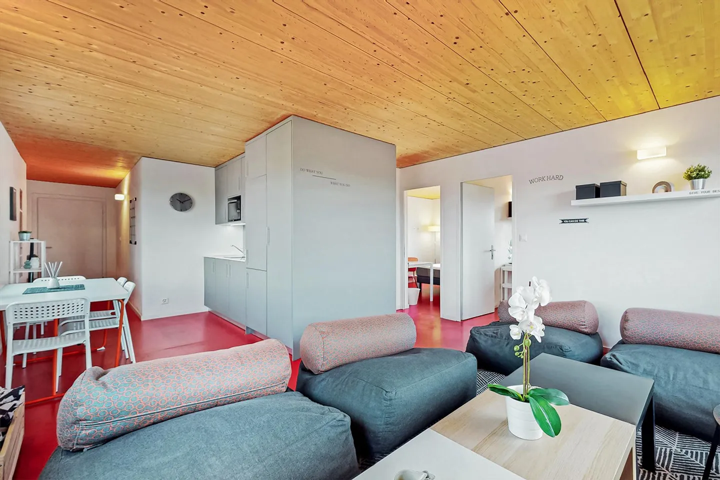 Spacious furnished apartment! - Photo 7 of 13
