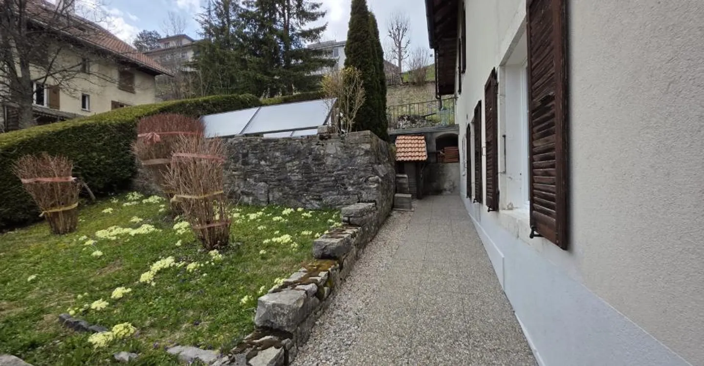 APARTMENT WITH PRIVATE TERRACE AND GARAGE - Photo 3 of 4