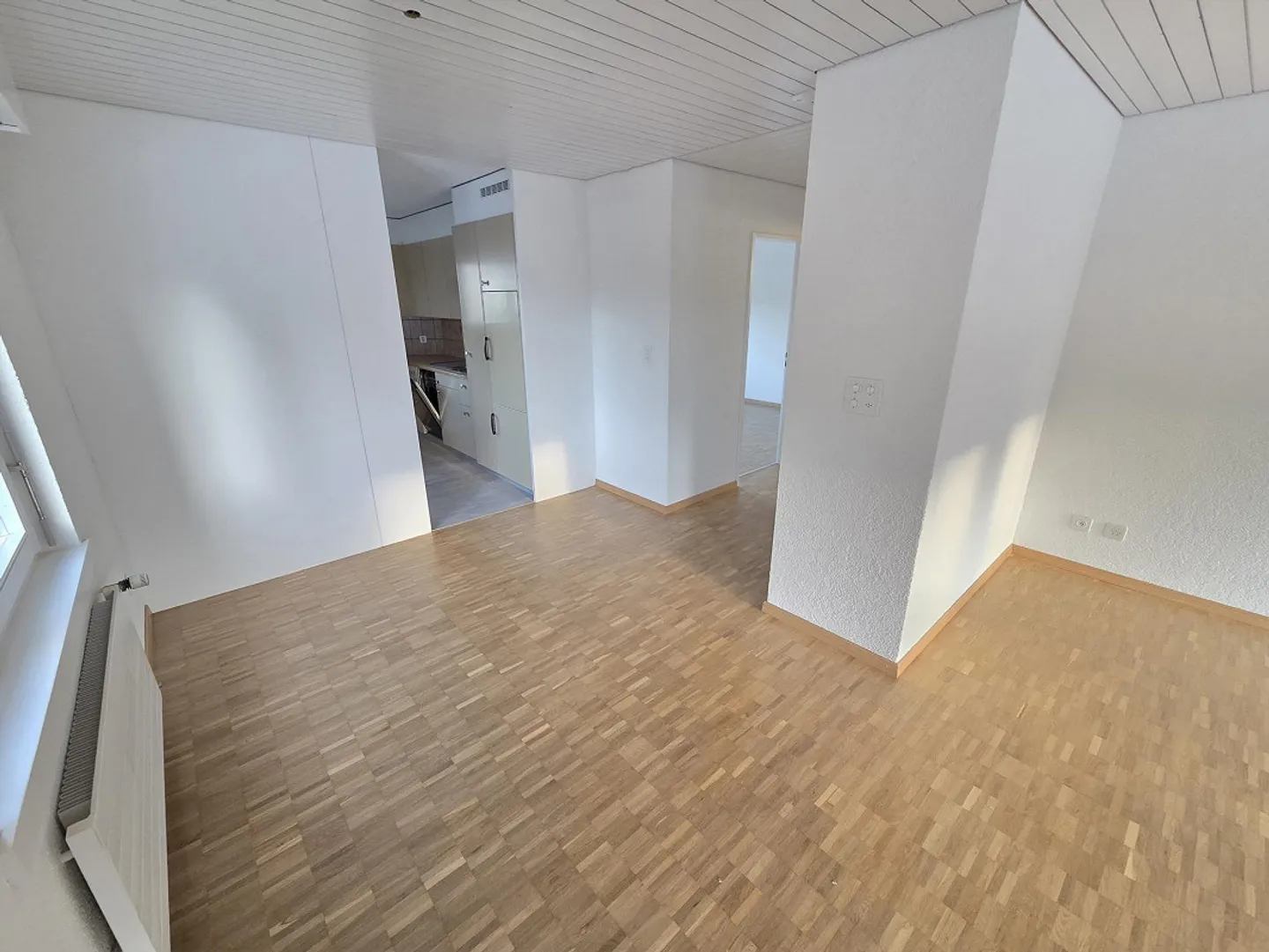 Appartement spacieux de 3,5 pièces rénové avec nouvelle salle de bain/WC incluant un balcon - Photo 3 sur 13