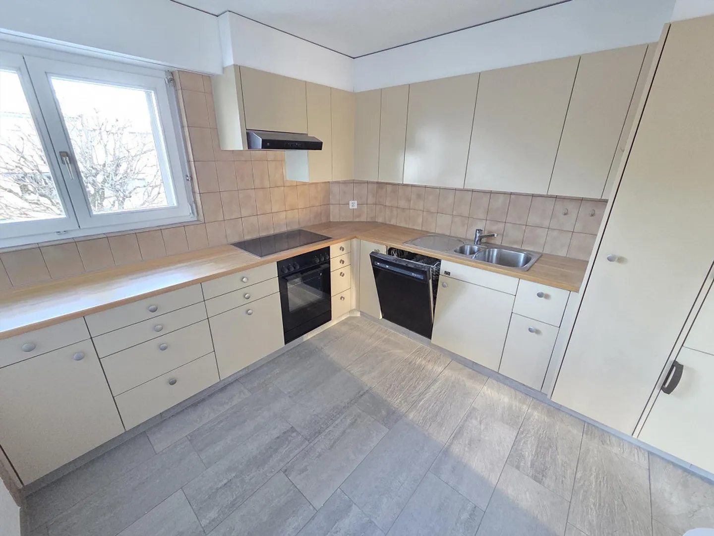 Appartement spacieux de 3,5 pièces rénové avec nouvelle salle de bain/WC incluant un balcon - Photo 4 sur 13