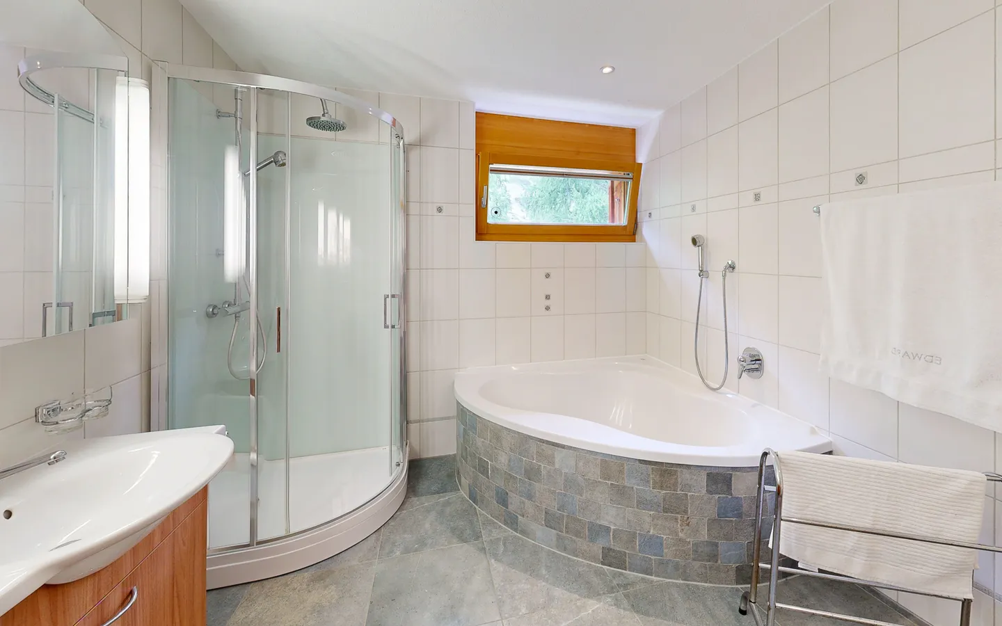 Ski-in et Ski-out / Appartement de 4,5 pièces dans un quartier résidentiel calme - Photo 10 sur 11