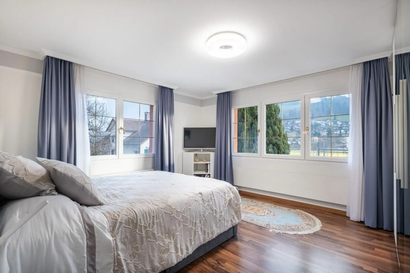 Spacious multi-generational house with extensive land reserve - Photo 3 of 12