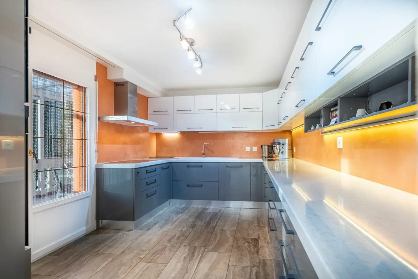 Spacious multi-generational house with extensive land reserve - Photo 4 of 12