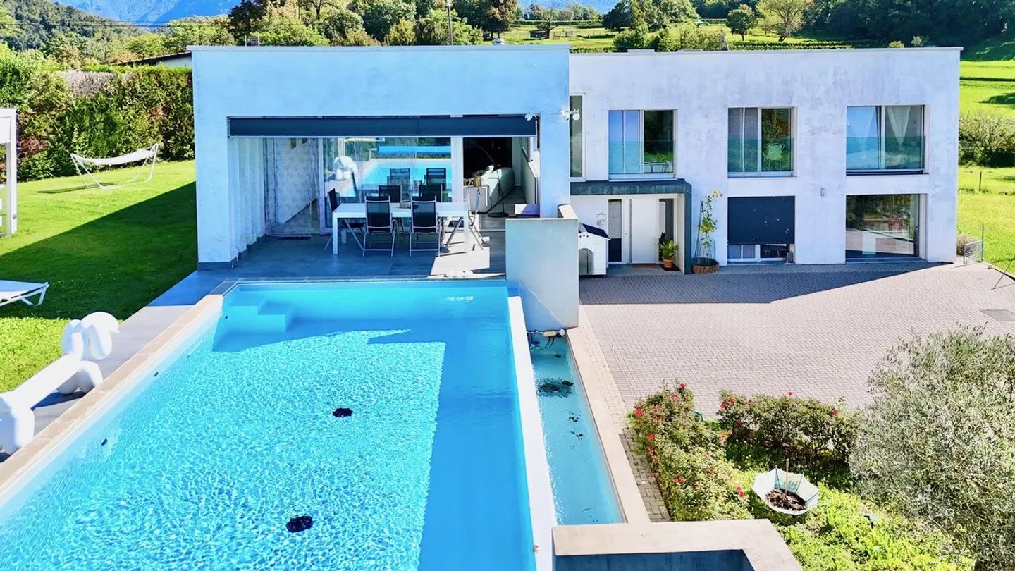 Prestigious Contemporary Villa with Garden, Pool and Private Vineyard - Photo 3 of 30