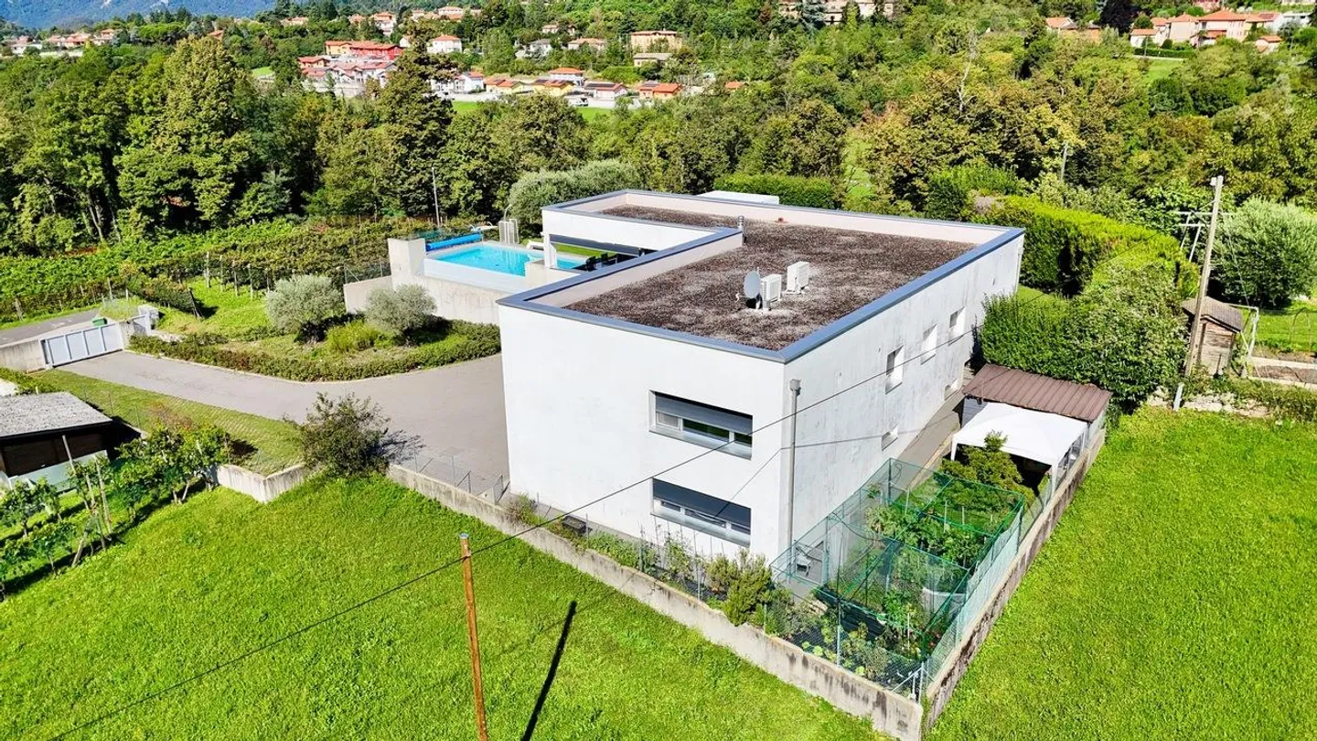 Prestigious Contemporary Villa with Garden, Pool and Private Vineyard - Photo 4 of 30