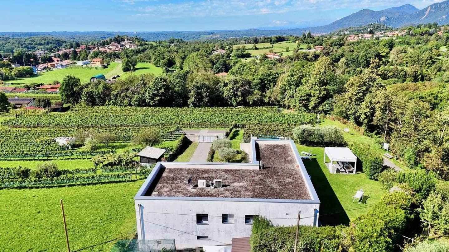 Prestigious Contemporary Villa with Garden, Pool and Private Vineyard - Photo 5 of 30