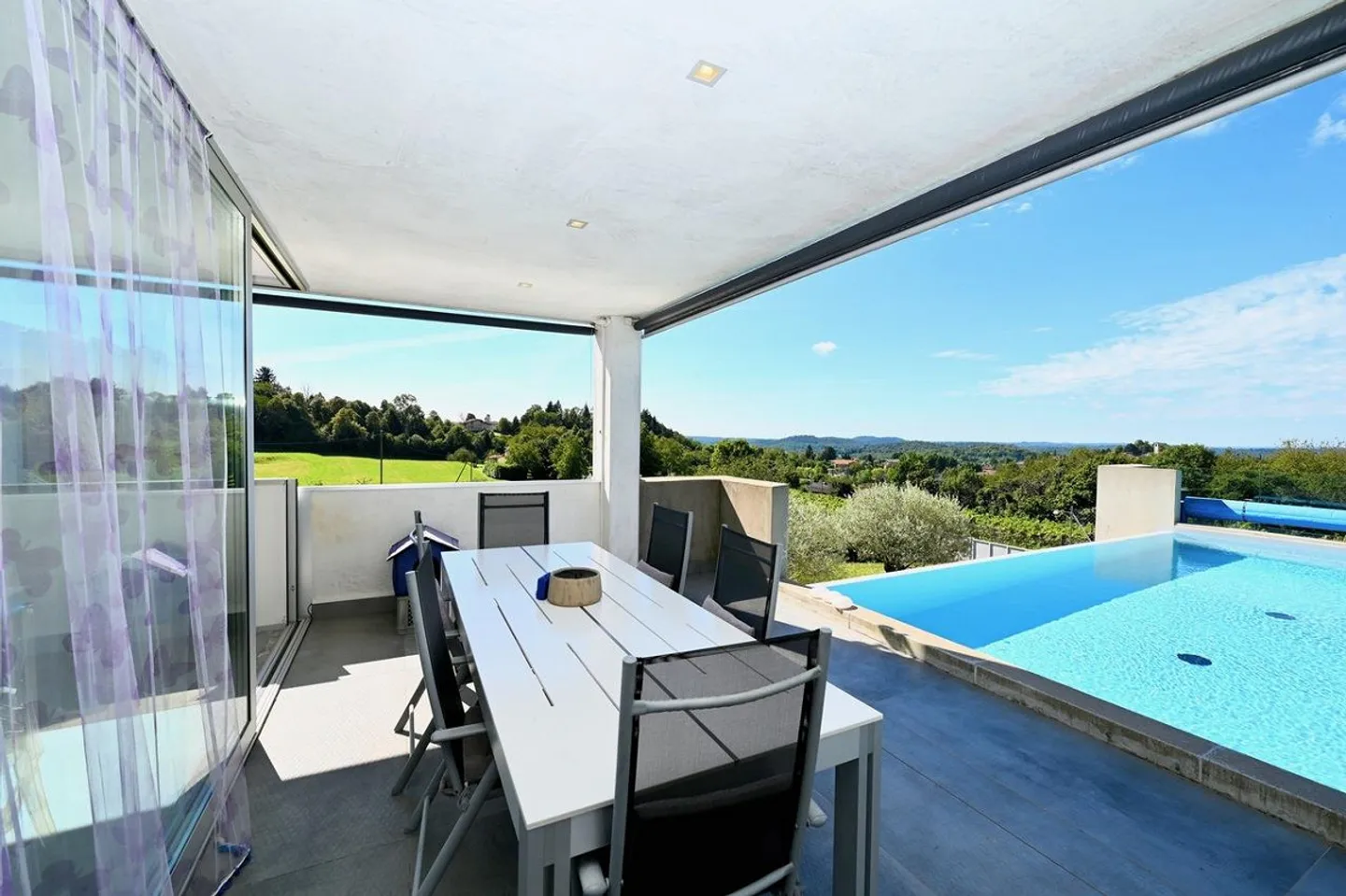 Prestigious Contemporary Villa with Garden, Pool and Private Vineyard - Photo 12 of 30