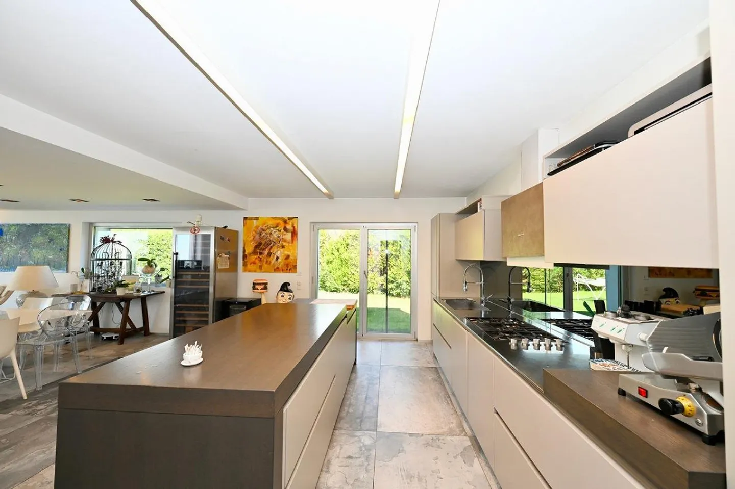 Prestigious Contemporary Villa with Garden, Pool and Private Vineyard - Photo 17 of 30