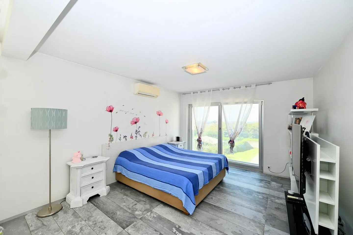 Prestigious Contemporary Villa with Garden, Pool and Private Vineyard - Photo 18 of 30